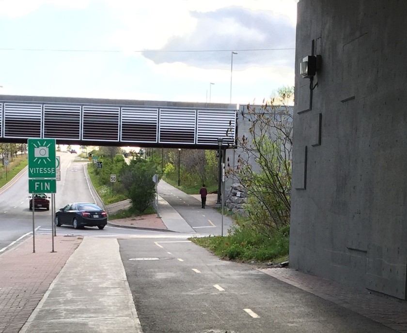 Path along Allumettières at seen from under highway 50